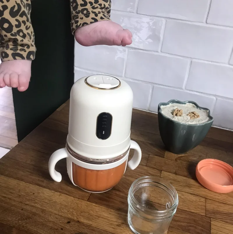 Bébé découvrant l'alimentation